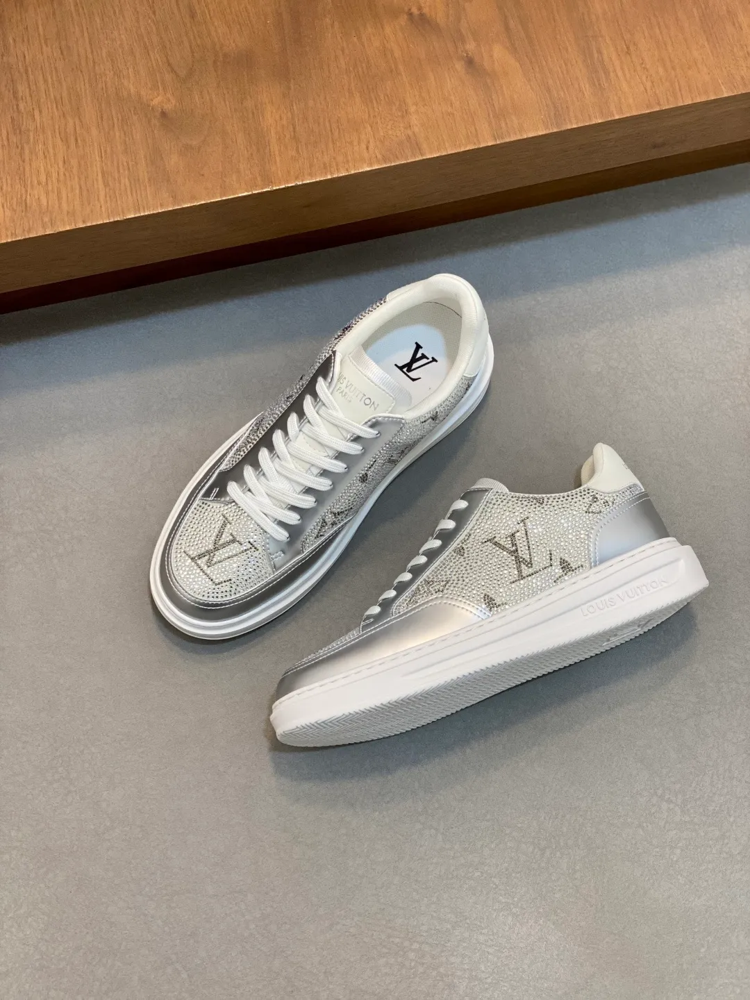 Men's shoes 💰760¥ ••New arrivals•• 2025FW•LV TRAINER hot diamond starry 💎retro sneakers! Lou* V～Made in Wanduan️original and authentic goods! Original imported top-grade anti-velvet cowhide • Hot-stamped imported Czech diamonds 💠 Fabric mesh lining for feet ➕ Original TPU combination sole ~ Lasting technology • Comfortable and durable!  Size: 38-44 (Male 45 46 customized)